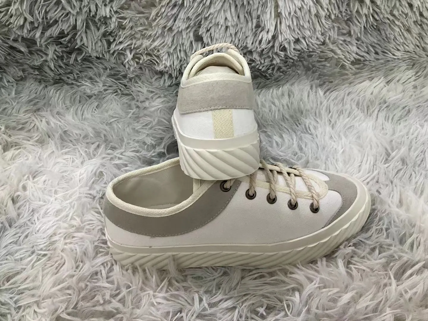 👟👟Ex-factory price 440👟👟 2023 Gucci casual sneakers, top version! 🌸1:1 reproduction. New model for early spring, creating a perfect style💣💣💣street style🔥🔥🔥cool and trendy C-level fashionable outfit with retro and futuristic feel🌹🌹🌹classic shoe shape + British color matching design, super attractive. All kinds of leather splicing, original reverse mold last, imported high-end knitting needle jacquard fabric showing exquisite texture! Open mold to customize high-density outsole. Comes fully packaged. Size: Female 35-41 Male 39-46